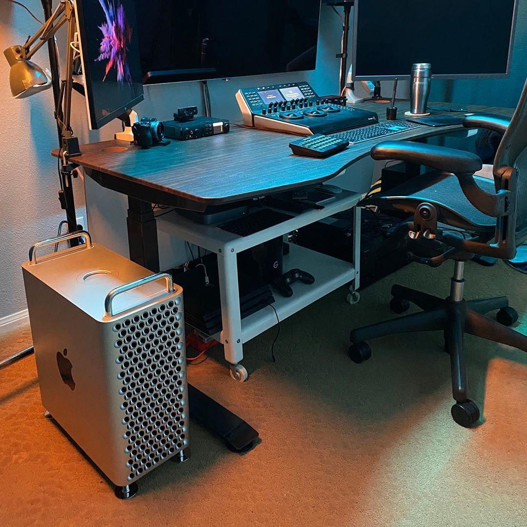 minimal desk