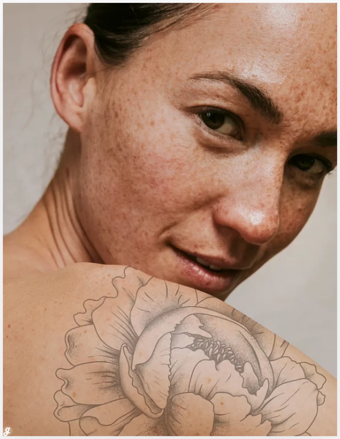 Flower tattoo mockup, woman's back psd